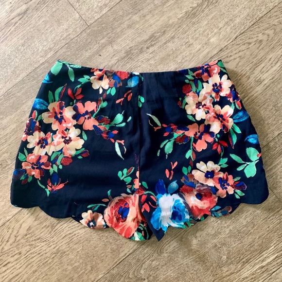 Love Tree Floral scallop shorts - Picture 2 of 3